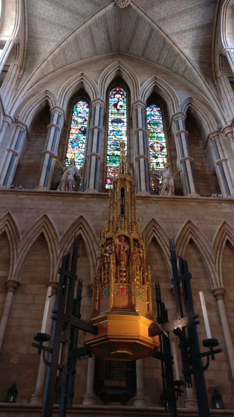 ロンドンのマイナー観光地 サザーク大聖堂でのびのびと散策を楽しもう ロンドンアートめぐり