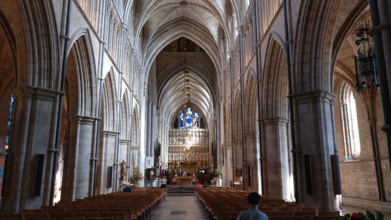ロンドンのマイナー観光地 サザーク大聖堂でのびのびと散策を楽しもう ロンドンアートめぐり