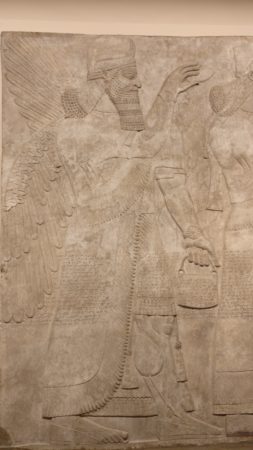 大英博物館で絶対見たい 驚異の ライオン狩り 回廊と巨大なラマッス像 ロンドンアートめぐり